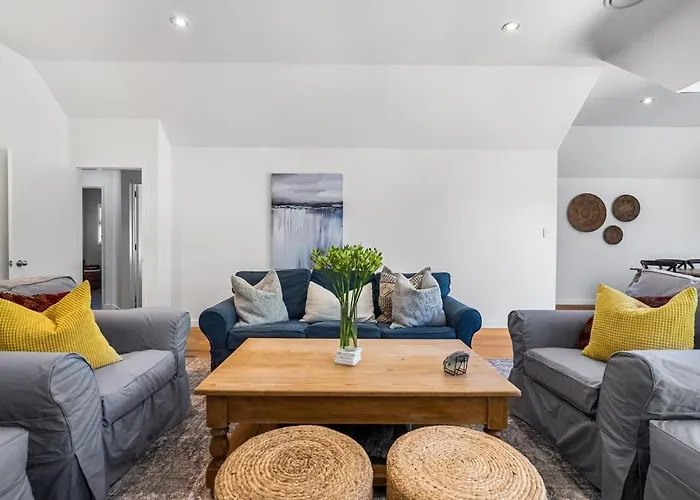 Kaleido Nook Enchanting 3Br Magic On Rugby Street